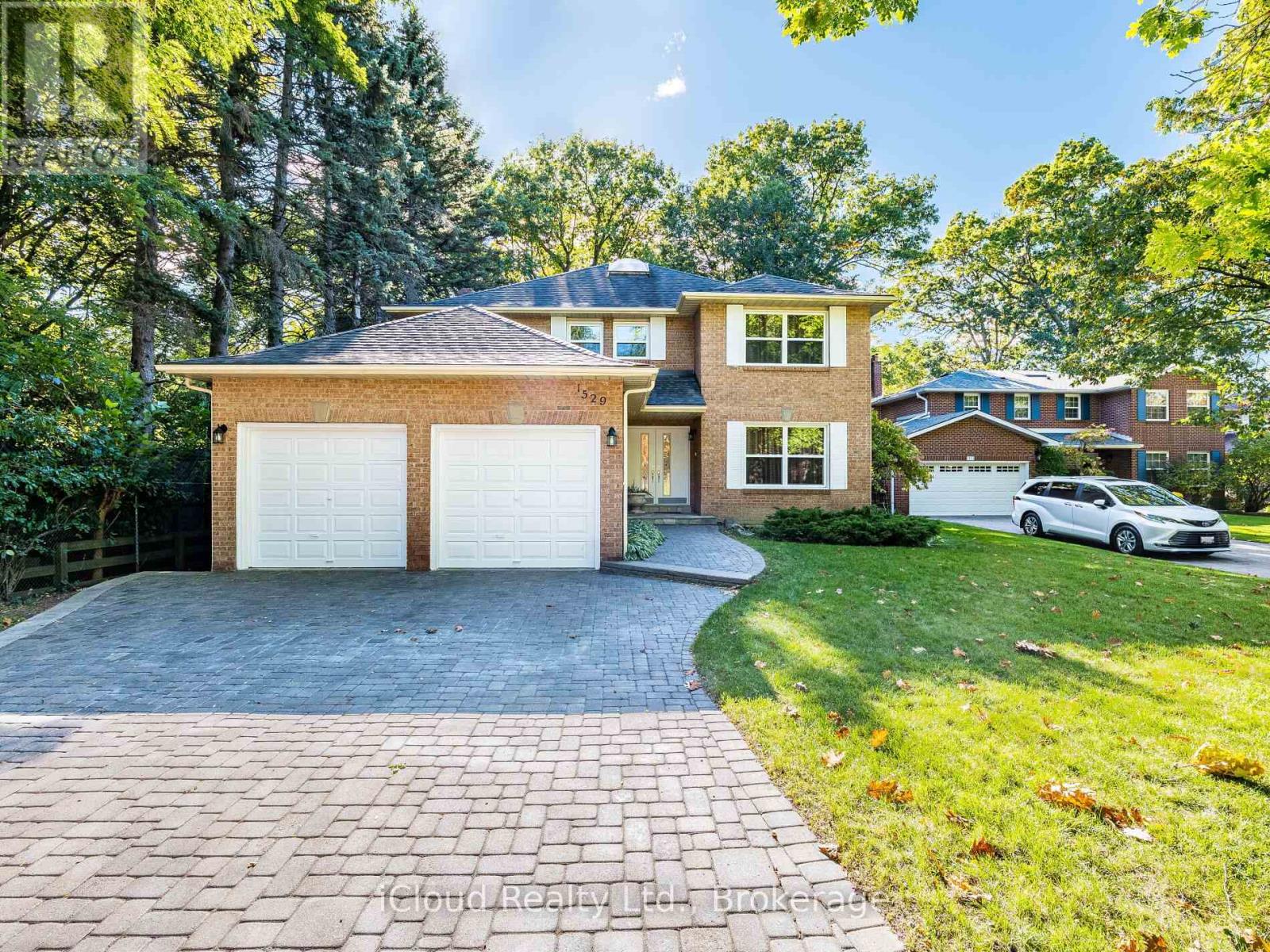 1529 Ballyclare Dr, Mississauga, ON L5C 1J4