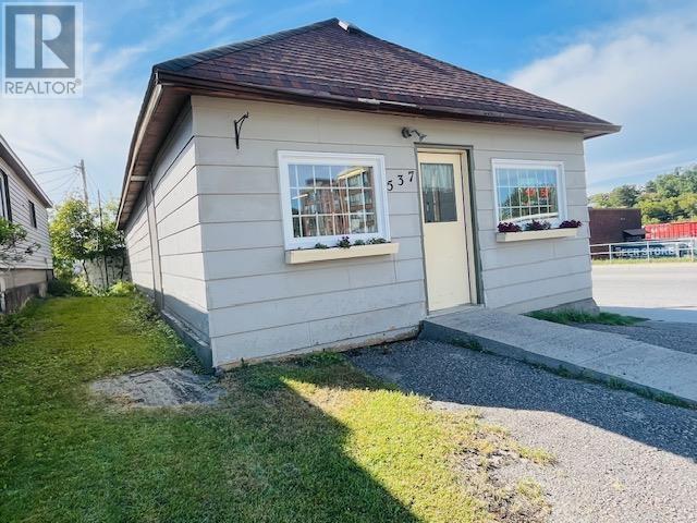 537 Park St, Kenora, ON P9N 1A3