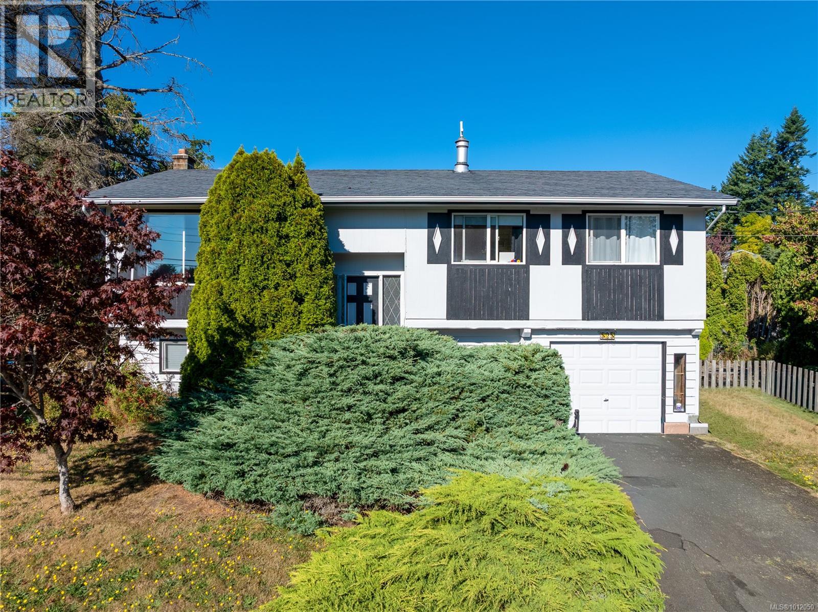525 Salish St, Comox, BC V9M 5L5