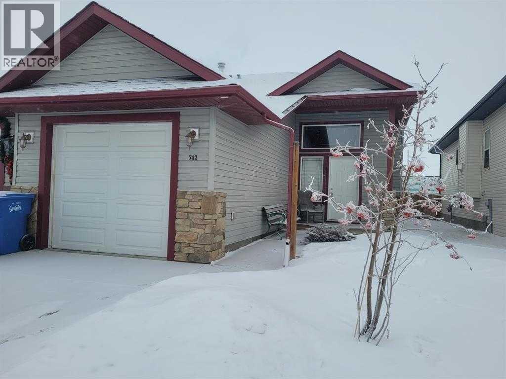 742 Carriage Lane Dr, Carstairs, AB T0M 0N0