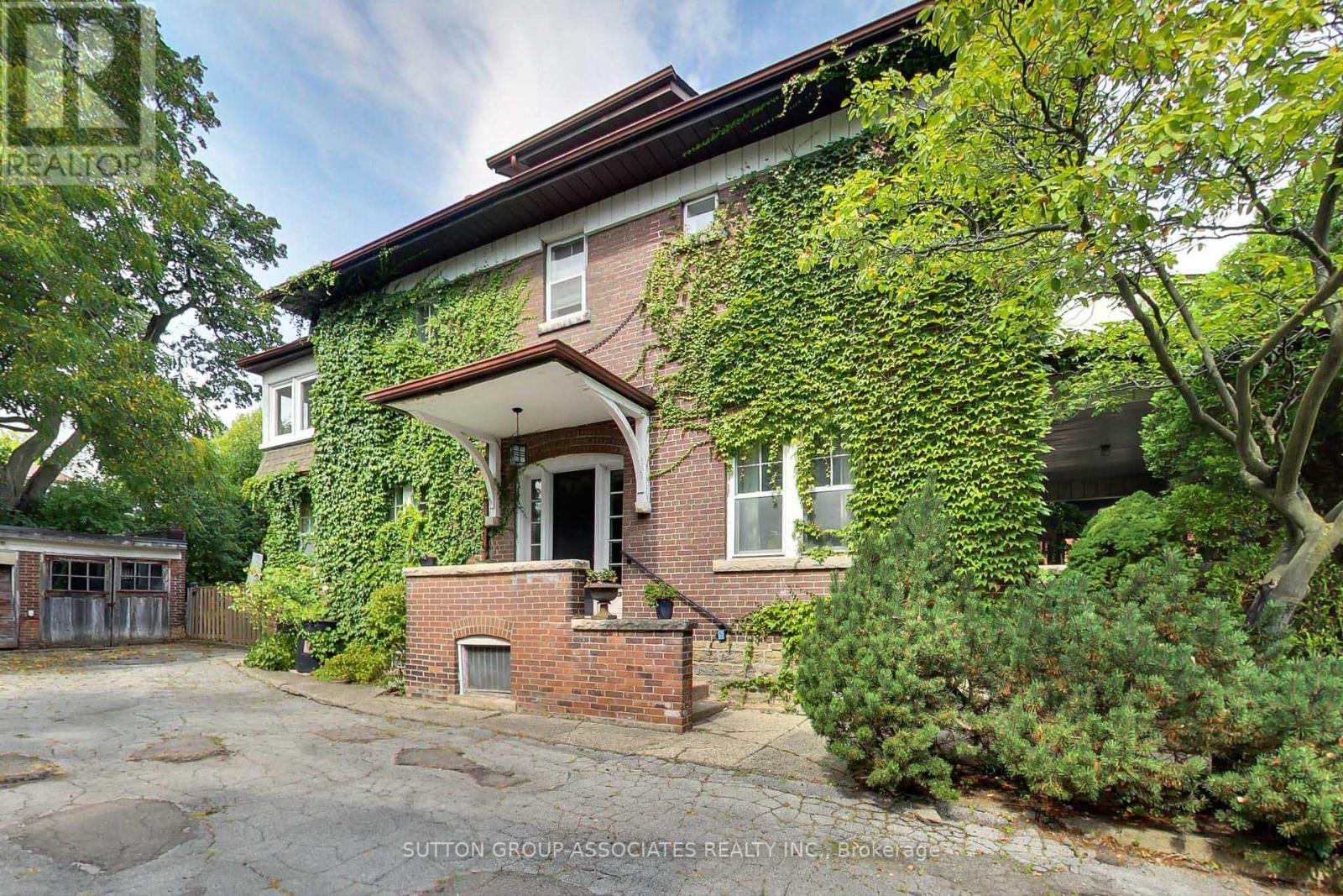 14 Bracondale Hill Rd, Toronto, ON M6G 3P4