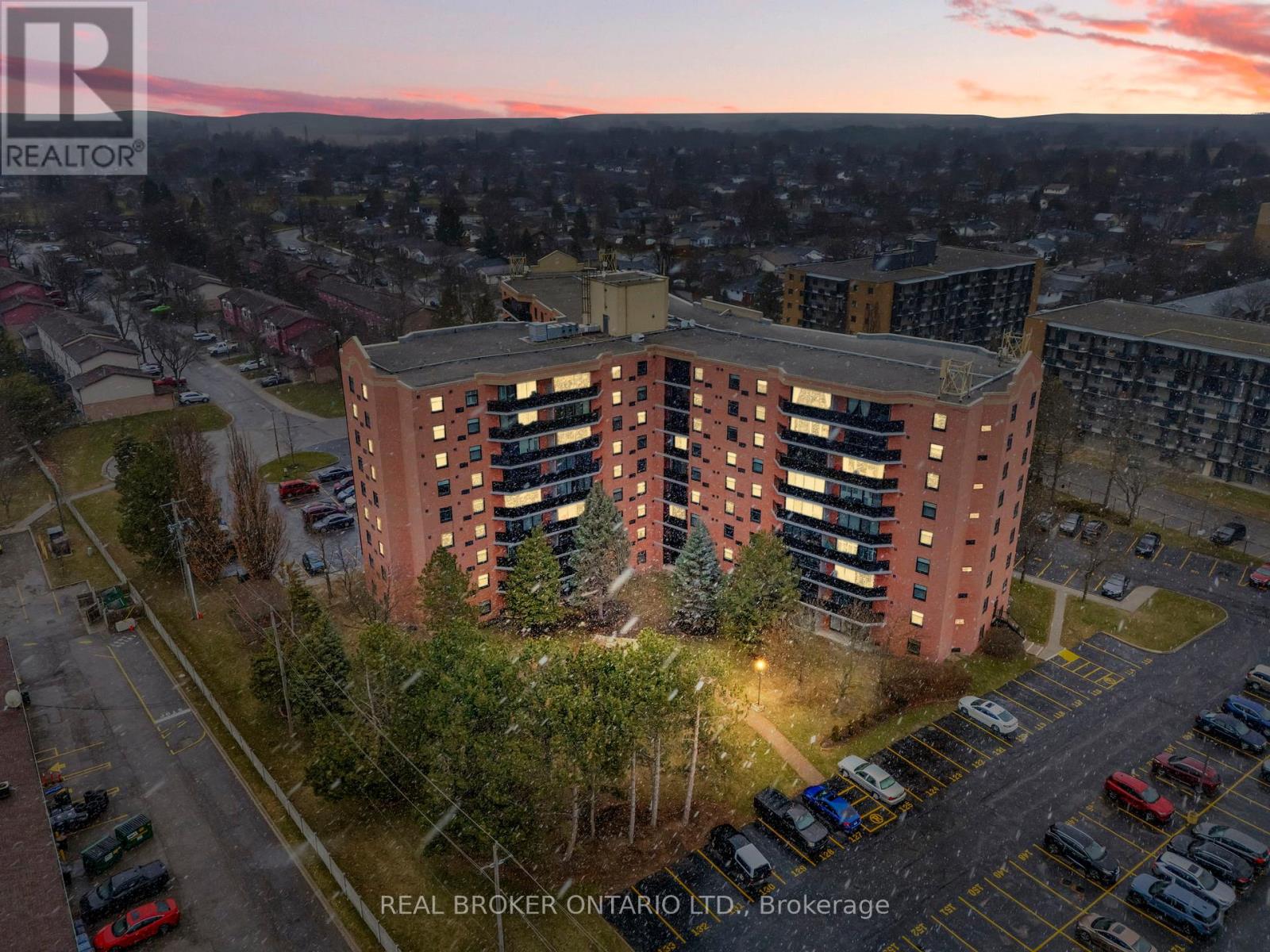 902 9 Bonheur Ct, Brantford, ON N3P 1Z5