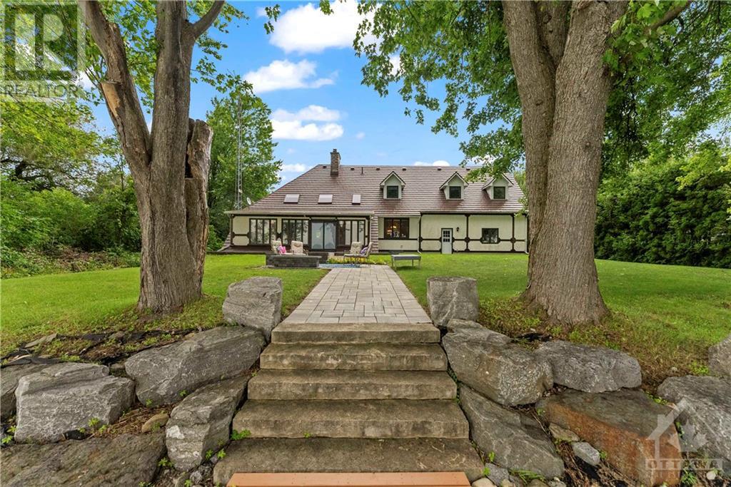 3756 Mapleshore Dr, Kemptville, ON K0G 1J0