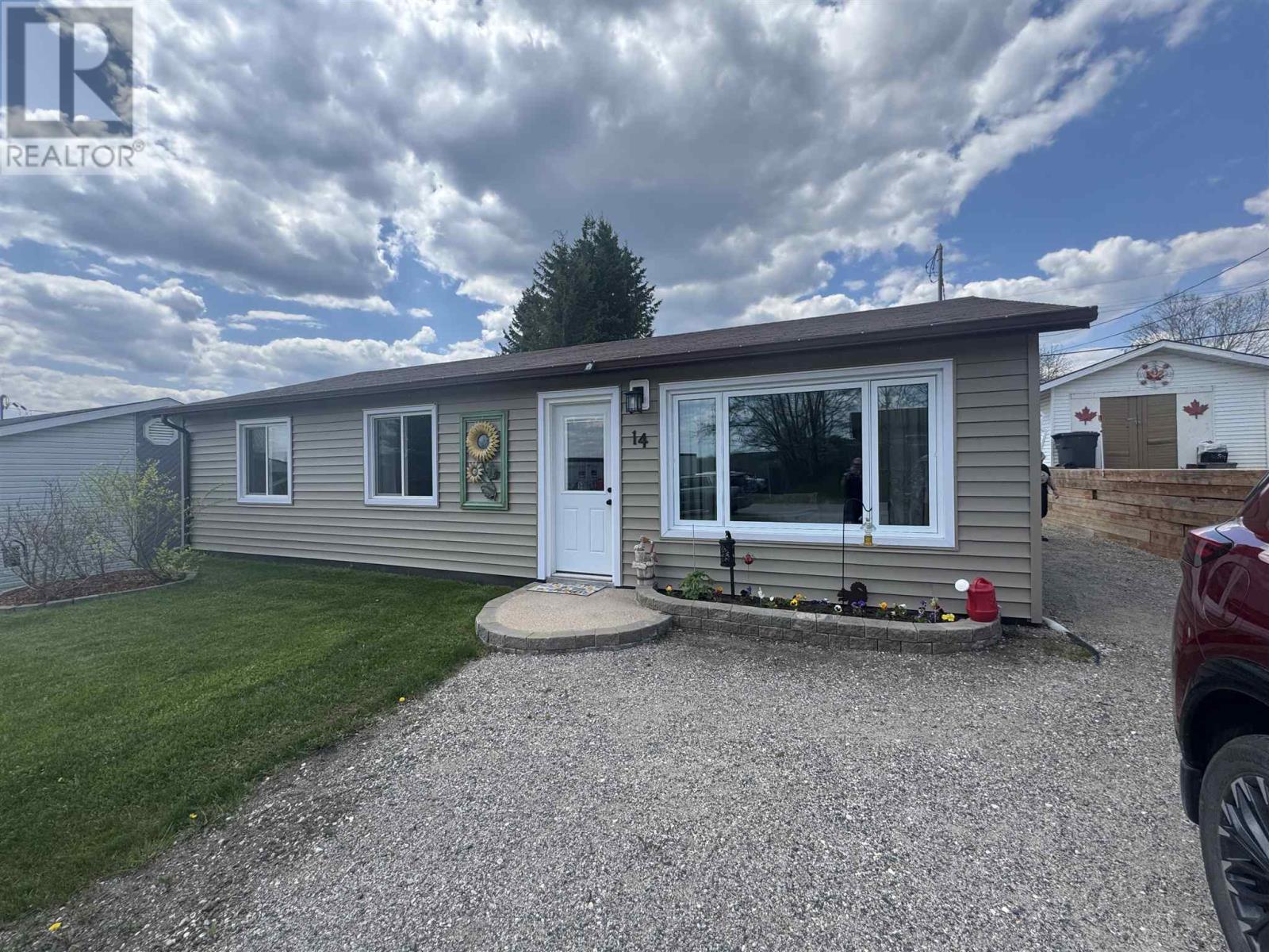 14 Flicker Ave, Manitouwadge, ON P0T 2C0