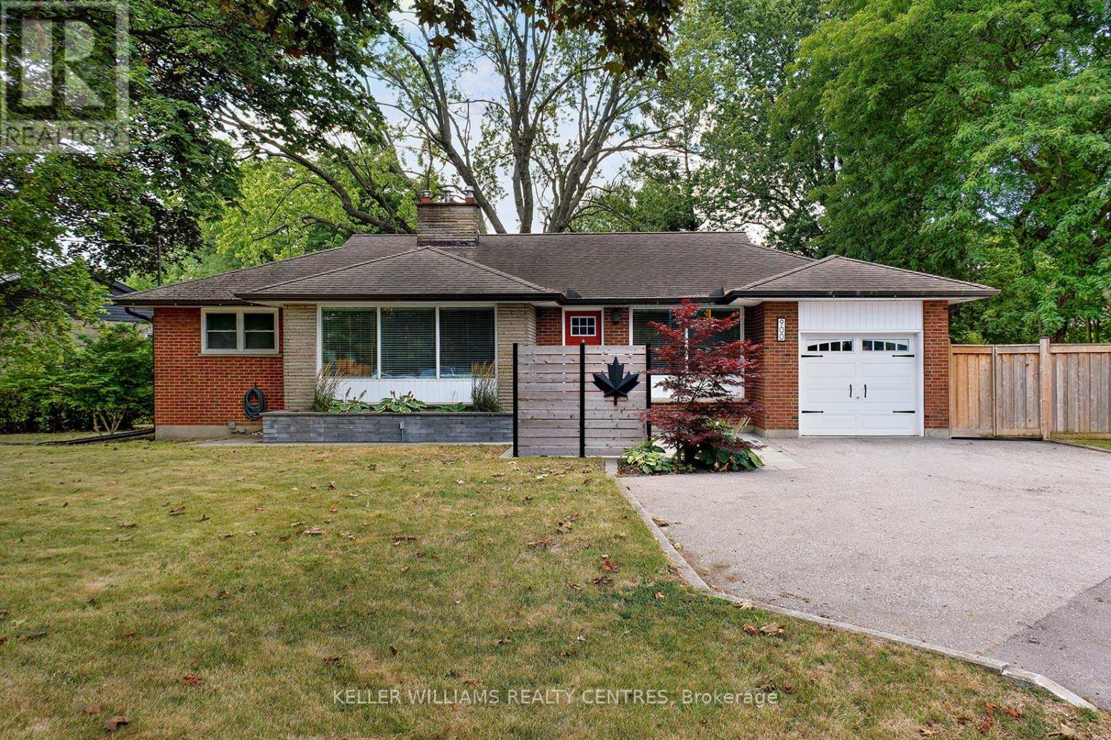 900 Henry St, Whitby, ON L1N 5E5