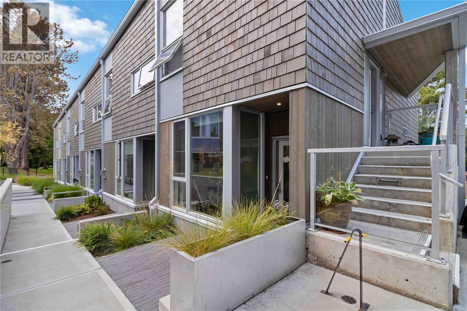 1720 Fairfield Rd Unit 121 Rd, Victoria, BC V8S 1G3