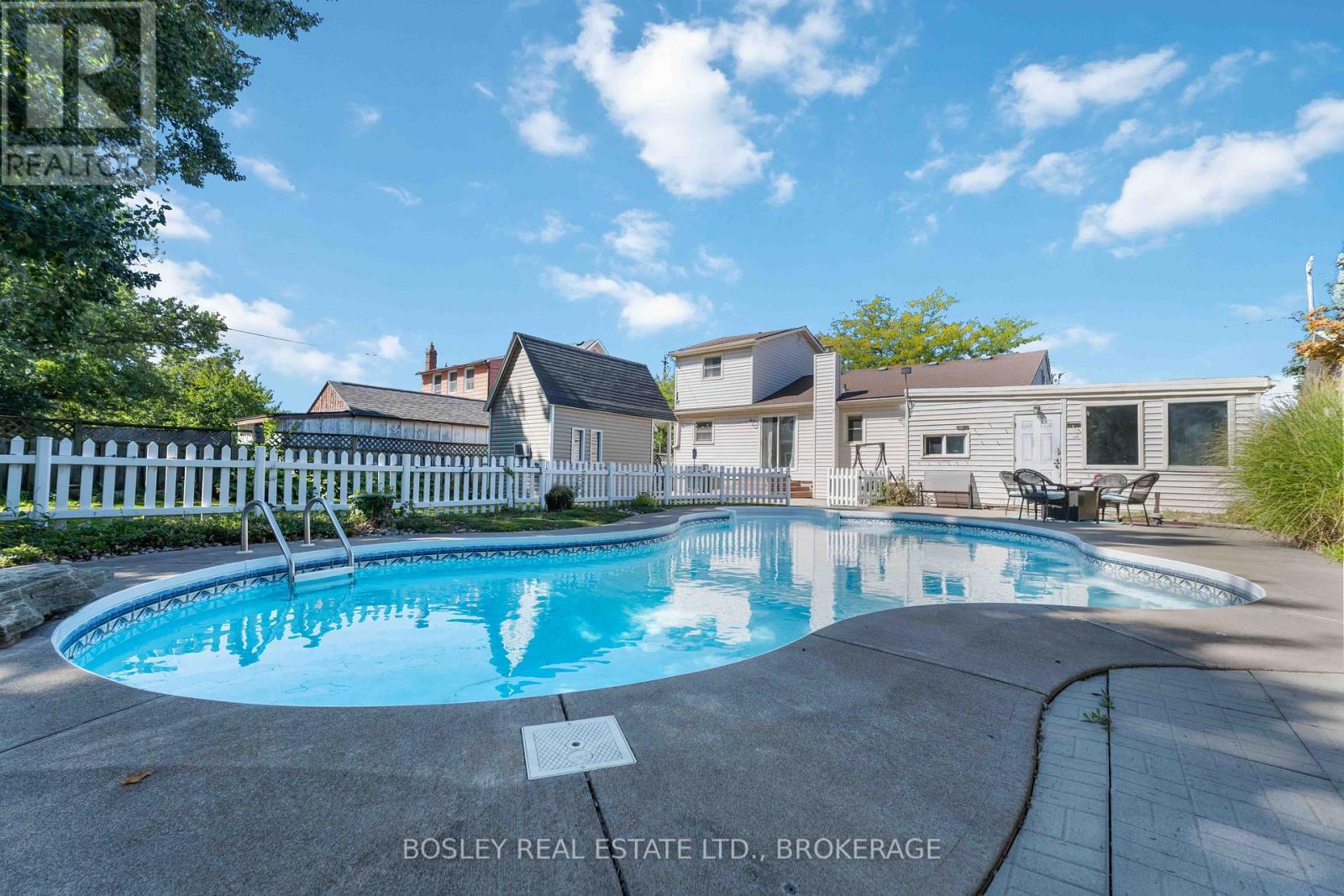 301 Pelham Rd, St. Catharines, ON L2S 1Y4