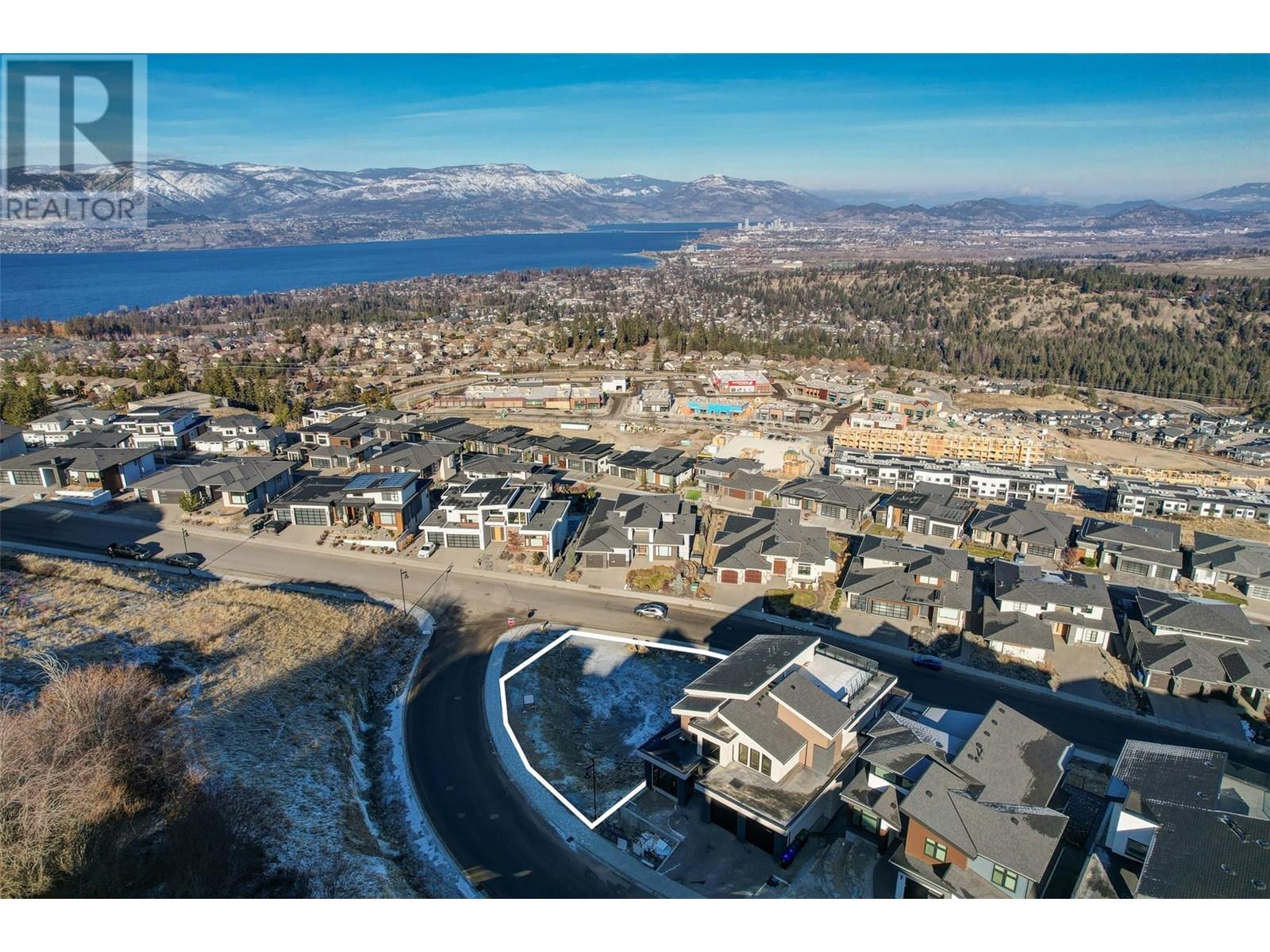 1004 Emslie St, Kelowna, BC V1W 0C3