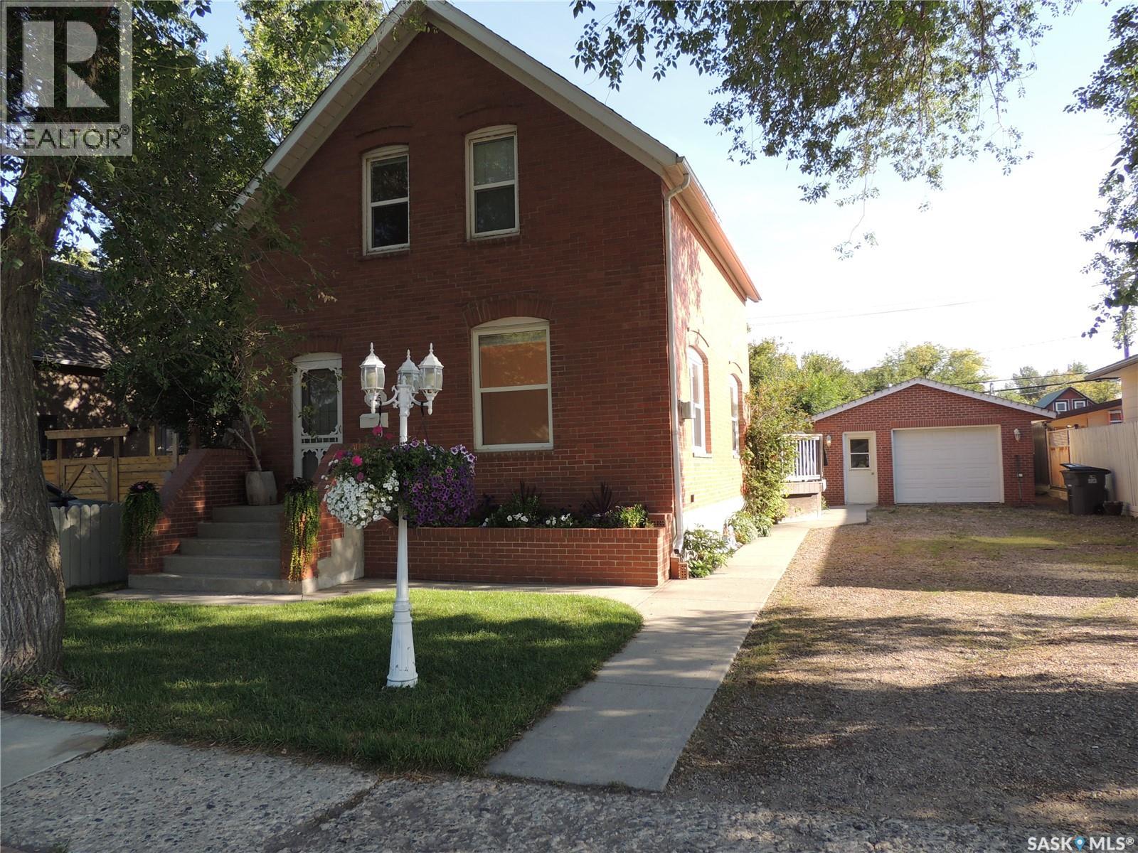1525 3rd Street, Estevan, SK S4A 0S5