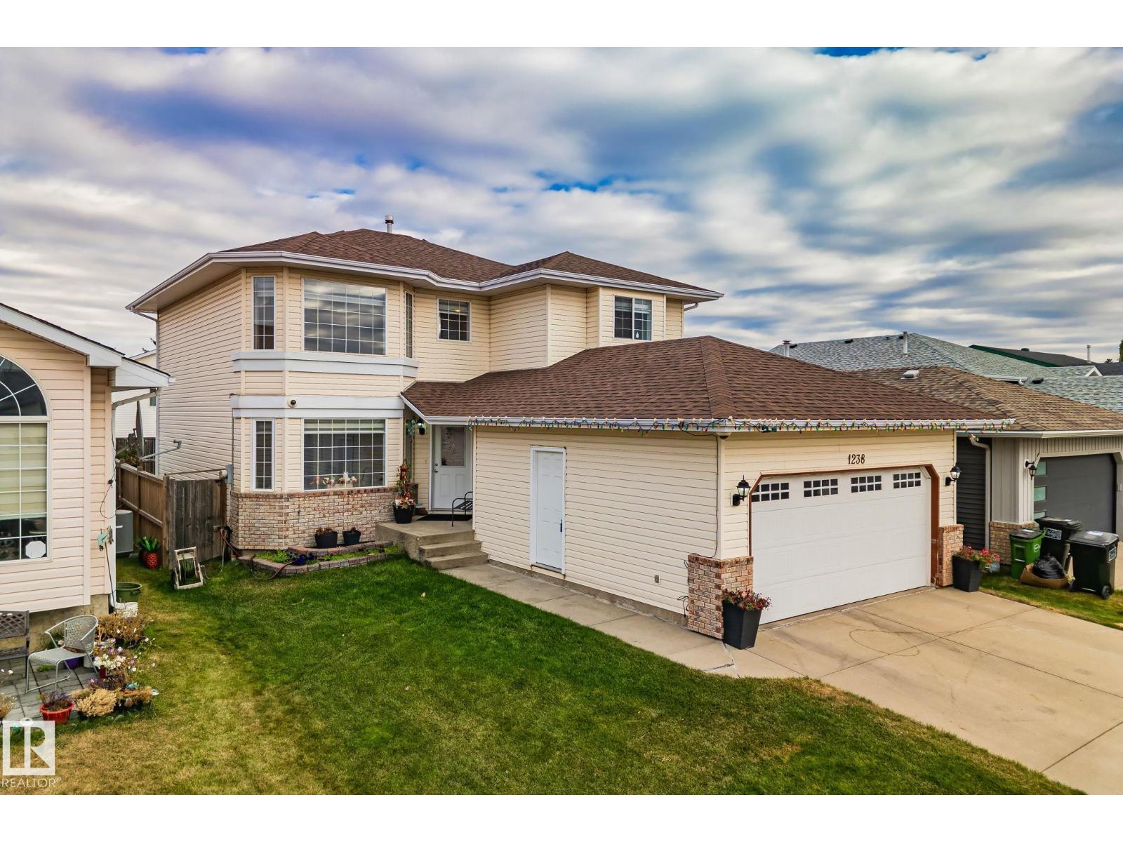 1238 Joyce Cr NW, Edmonton, AB T6L 6V3