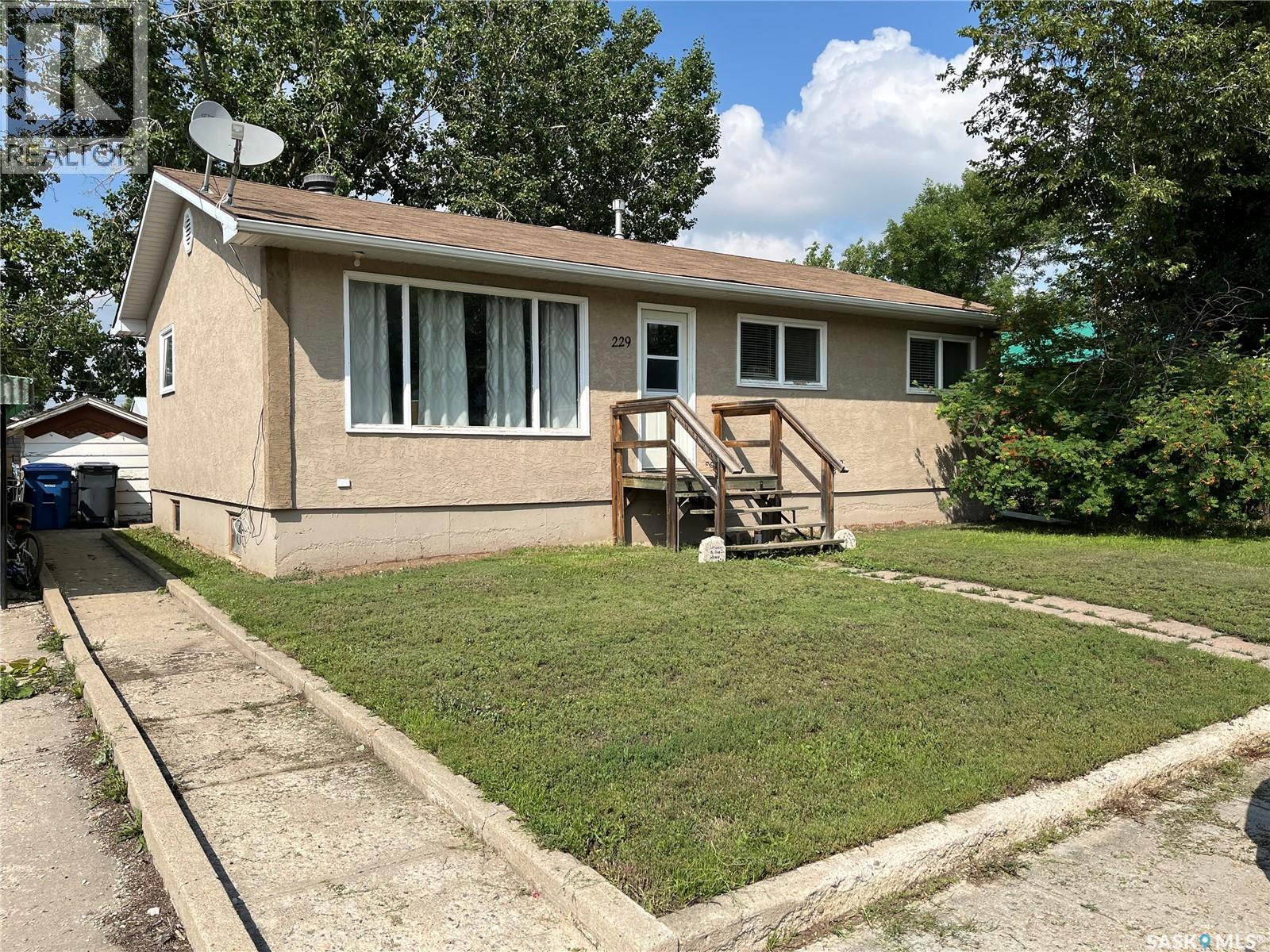 229 4th Avenue East, Gravelbourg, SK S0H 1X0
