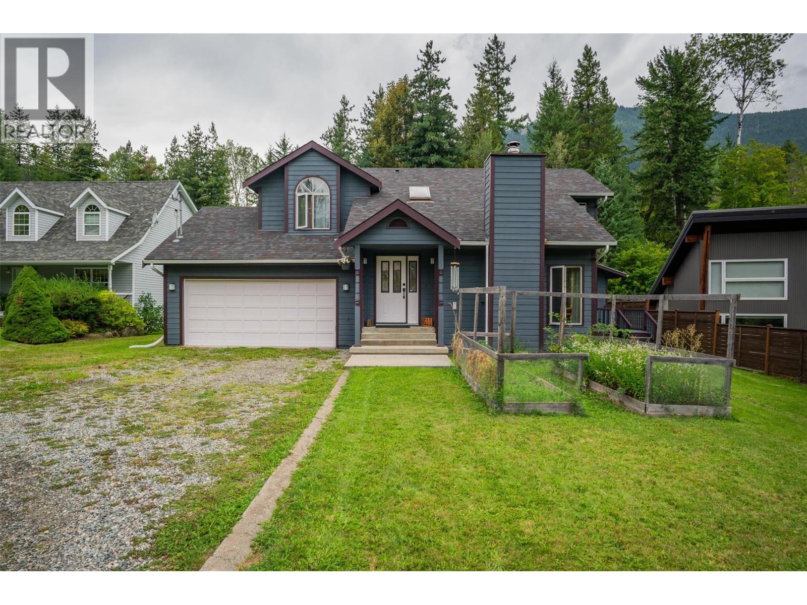611 7th Street, Kaslo, BC V0G 1M0