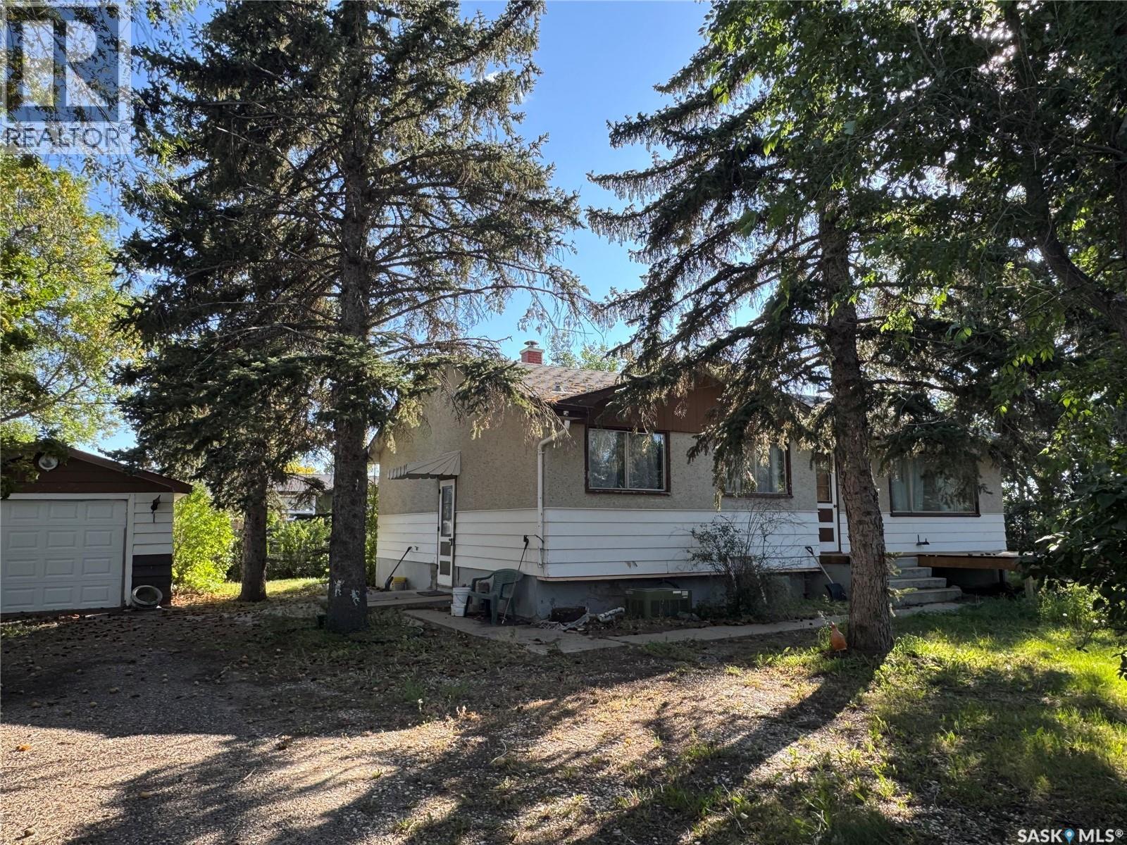 38 Kasper Cres, Assiniboia, SK S0H 0B0