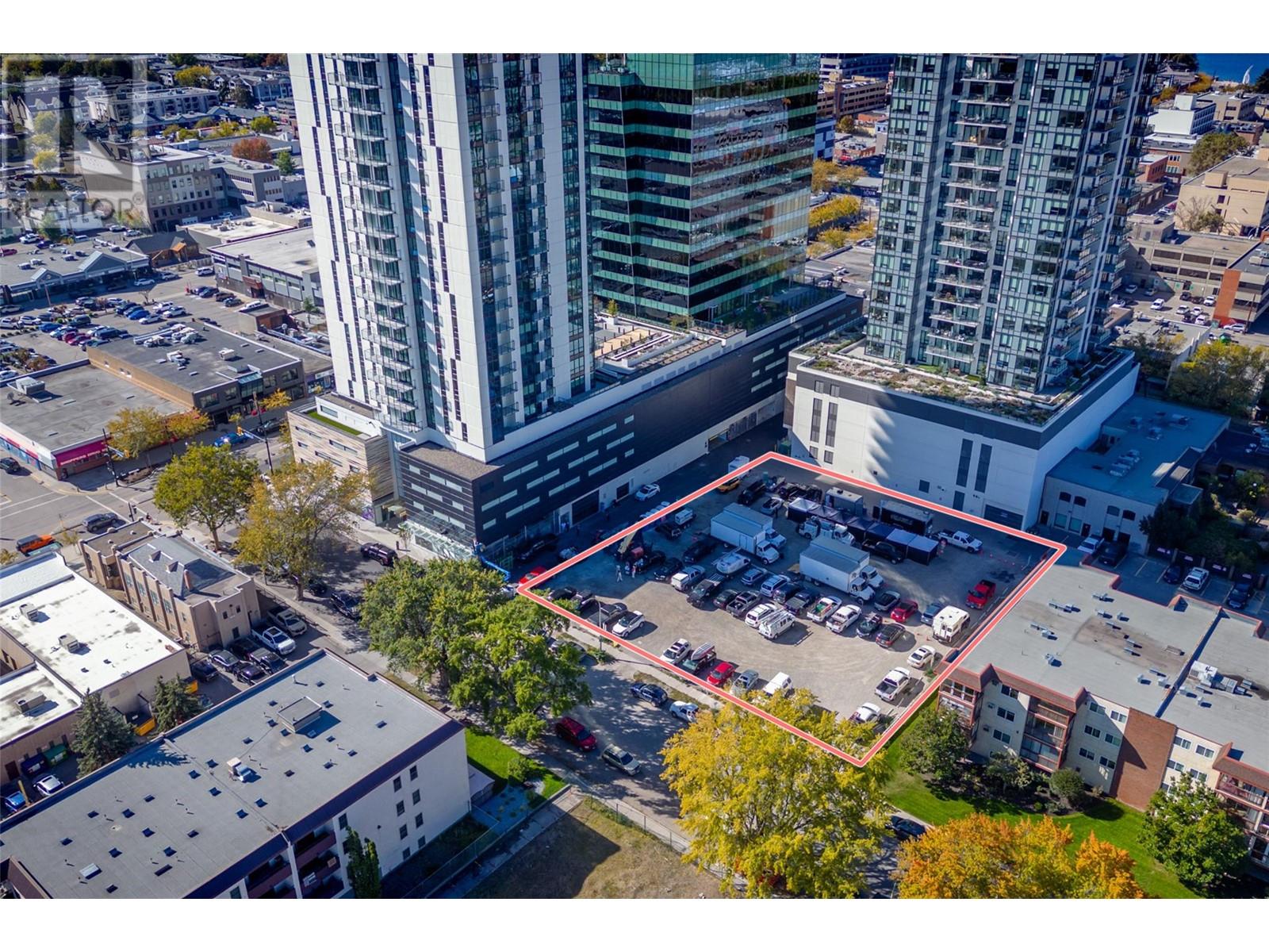 1464-1476 Bertram St, Kelowna, BC V1Y 2G3