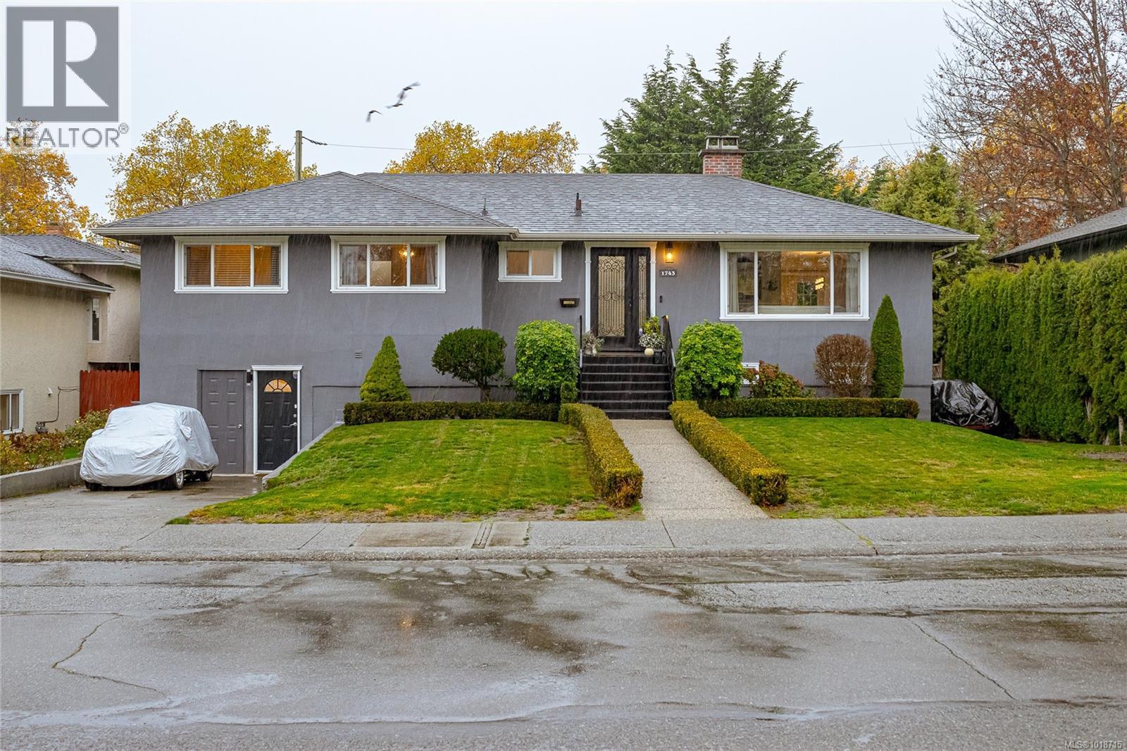 1743 Townley St, Saanich, BC V8R 3A6