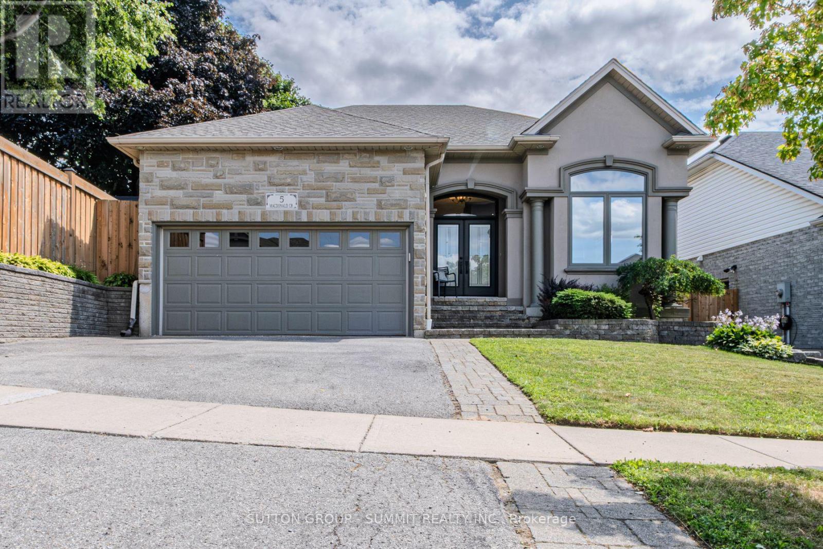 5 Macdonald Cres, Brantford, ON N3R 8B2