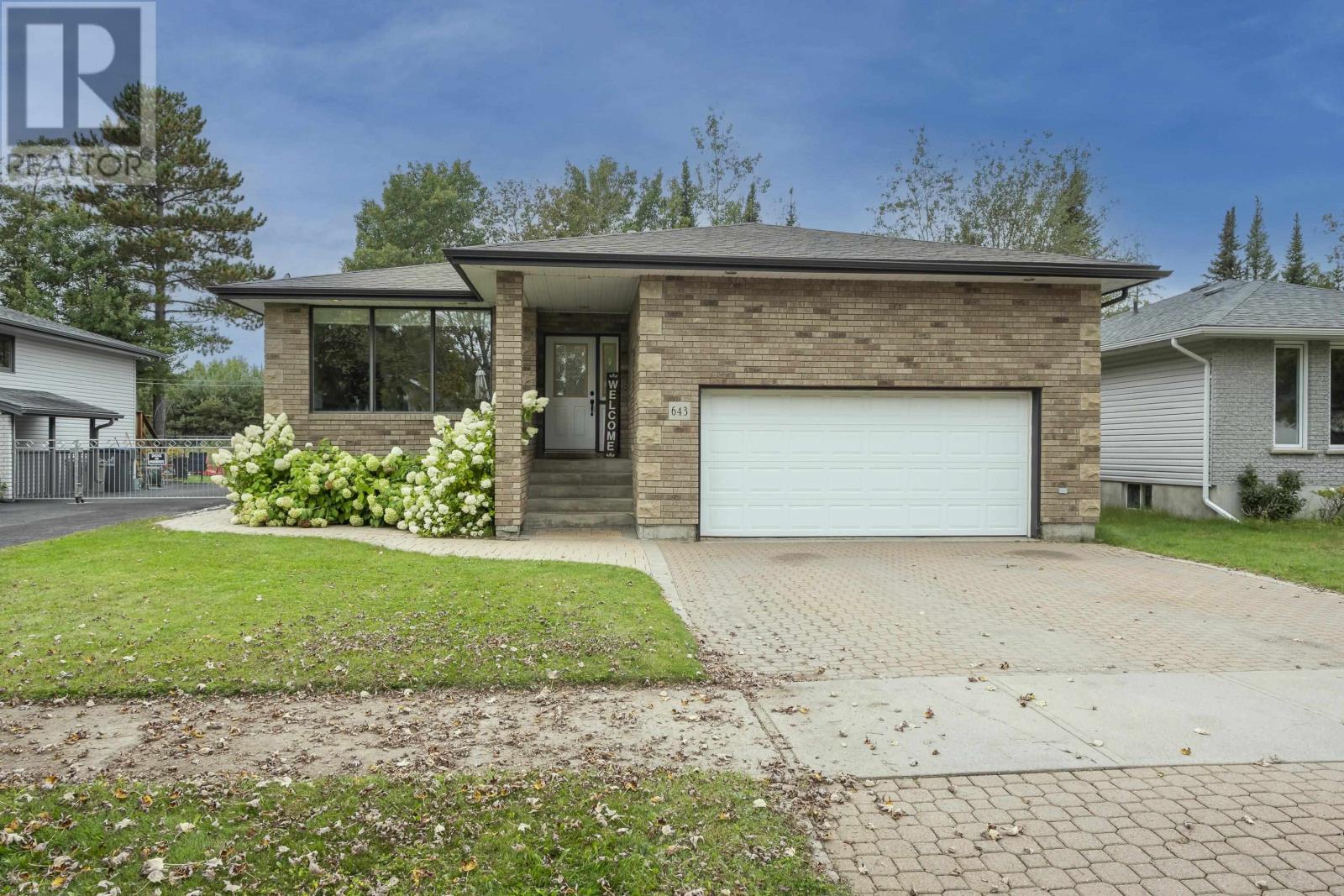 643 Vienna St, Thunder Bay, ON P7G 1B6