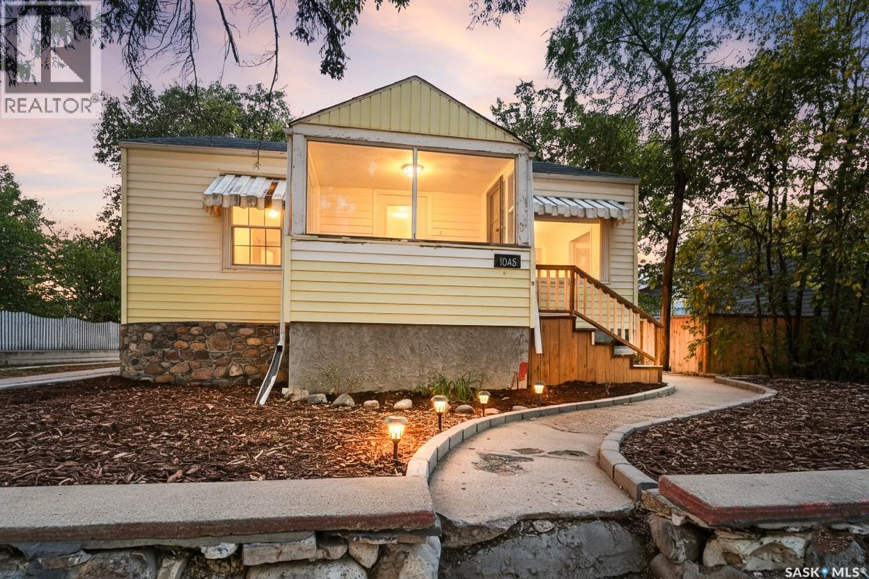1045 4 Avenue Northwest, Moose Jaw, SK S6H 3X2