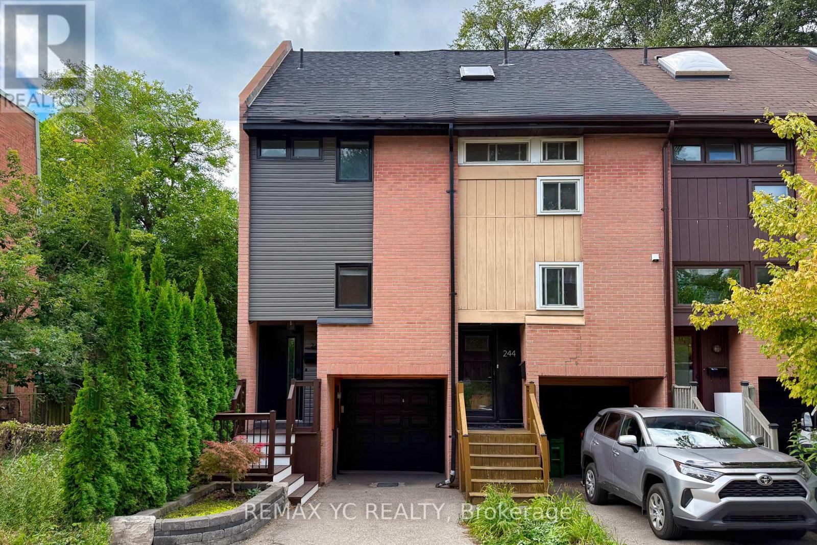 242 Milan St, Toronto, ON M5A 3Z6