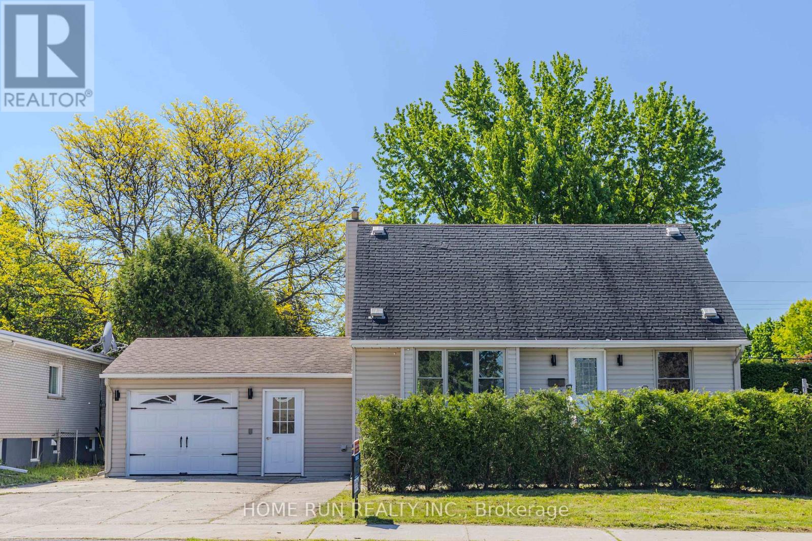 92 Meadowlands Dr W, Ottawa, ON K2G 2R8