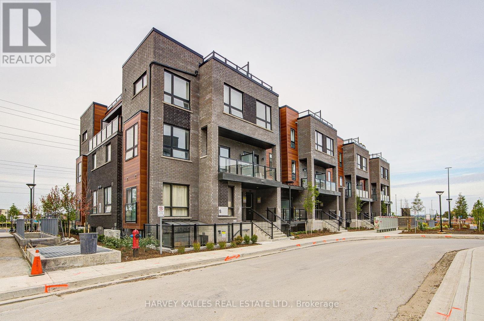 11 18 Lytham Green Cir, Newmarket Glenway Estates, ON L3Y 0H4