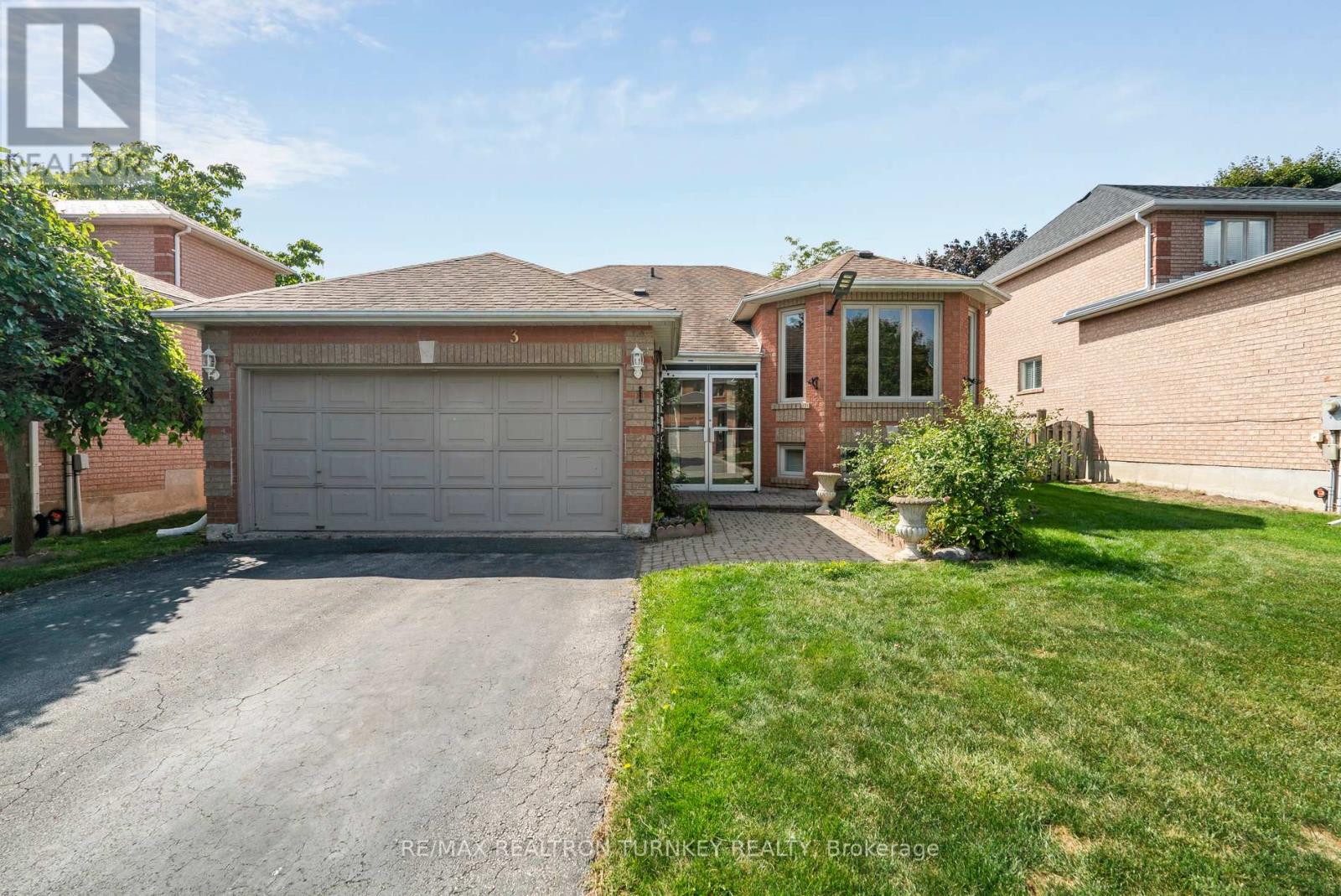 3 Bronze Cres, Bradford West Gwillimbury, ON L3Z 2Z4