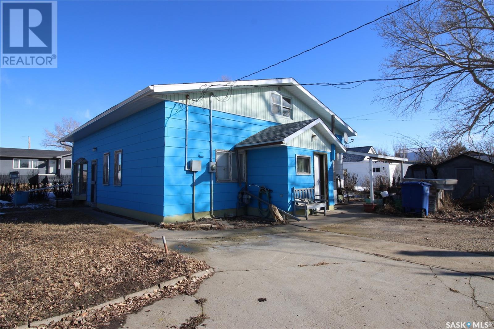 216 2 Street East, Shaunavon, SK S0N 2M0