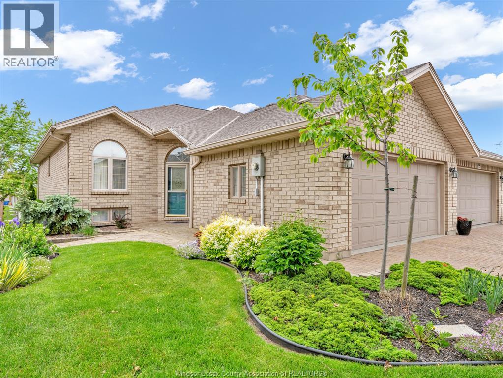 10 Queens Hill Cres, Leamington, ON N8H 5M6