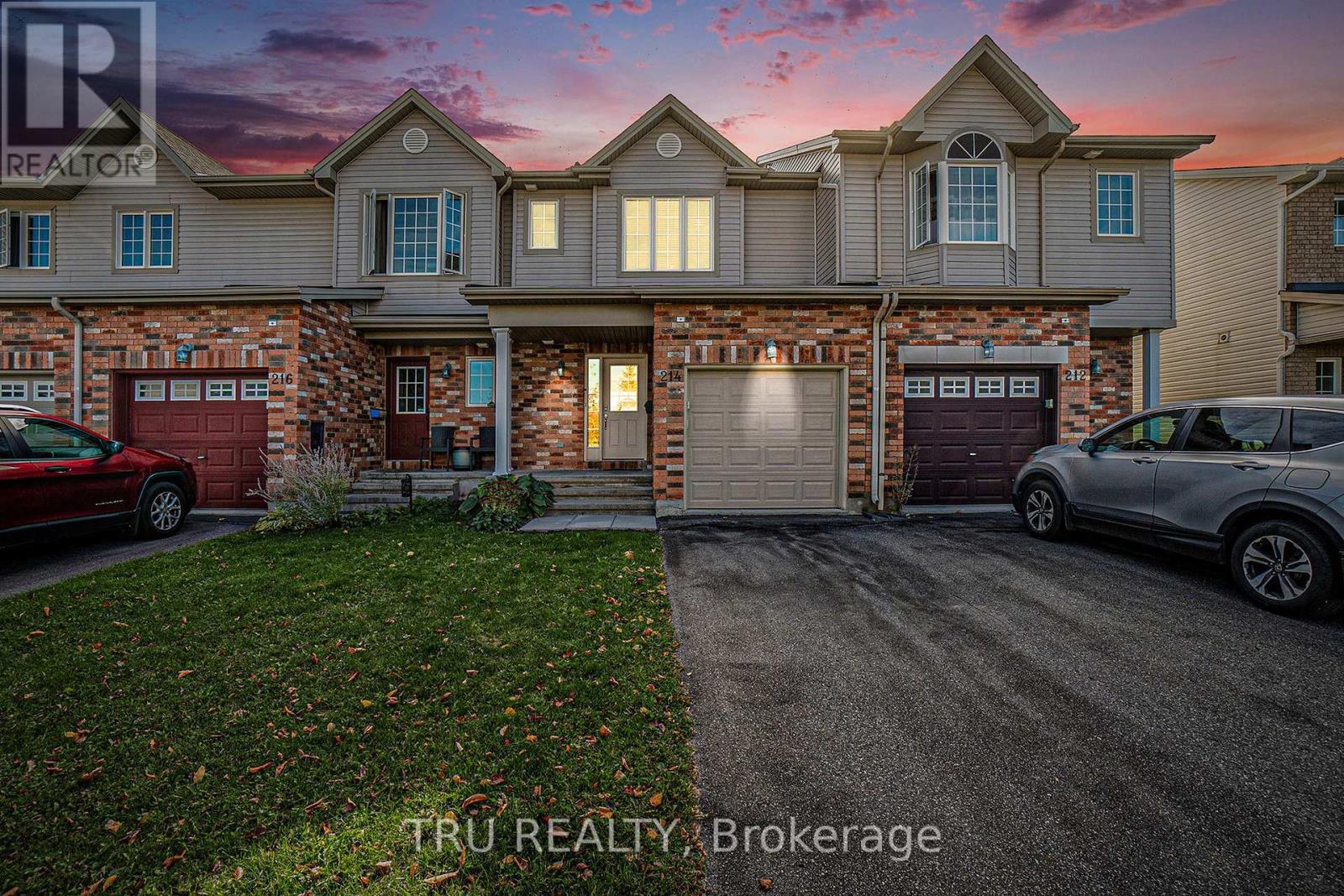214 Arrita St E, Ottawa, ON K2S 0J7