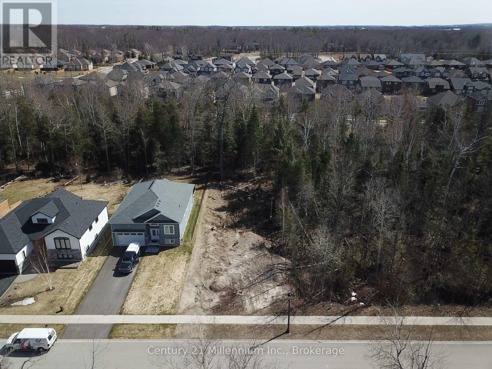 28 Robinson Road, Wasaga Beach, ON L9Z 3A4
