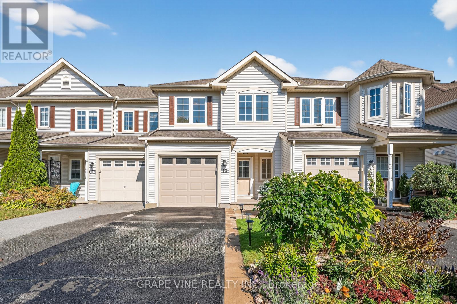 19 Fieldberry Private, Ottawa, ON K2J 5E7