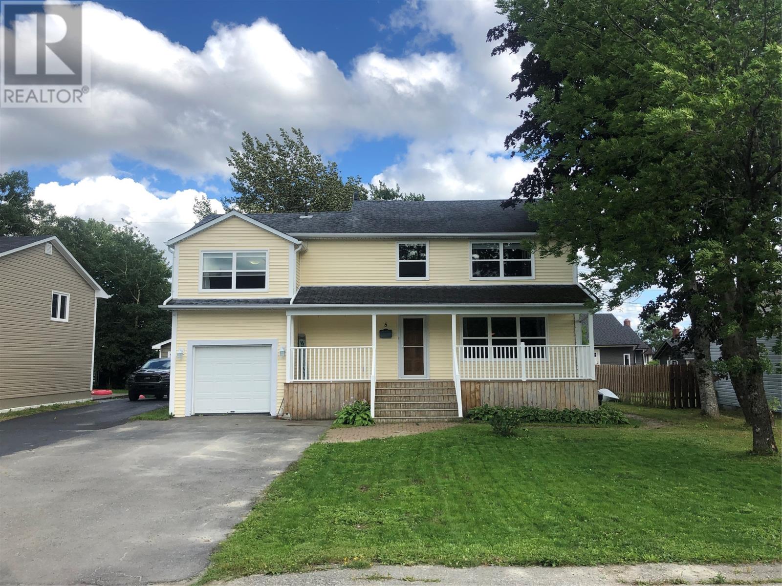 5 Hawker Cres, Gander, NL A1V 1S8