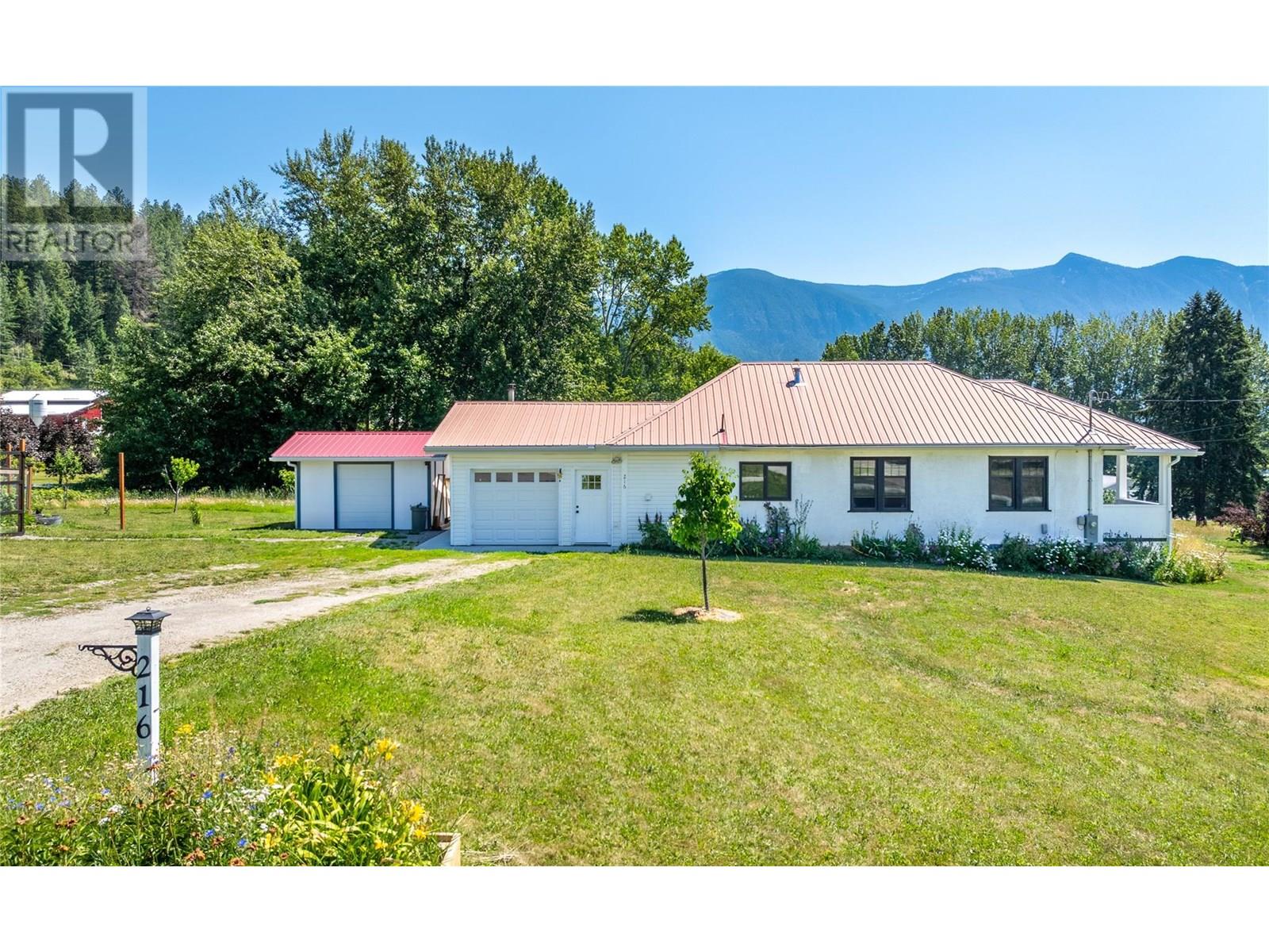 216 27 Avenue North, Creston, BC V0B 1G0