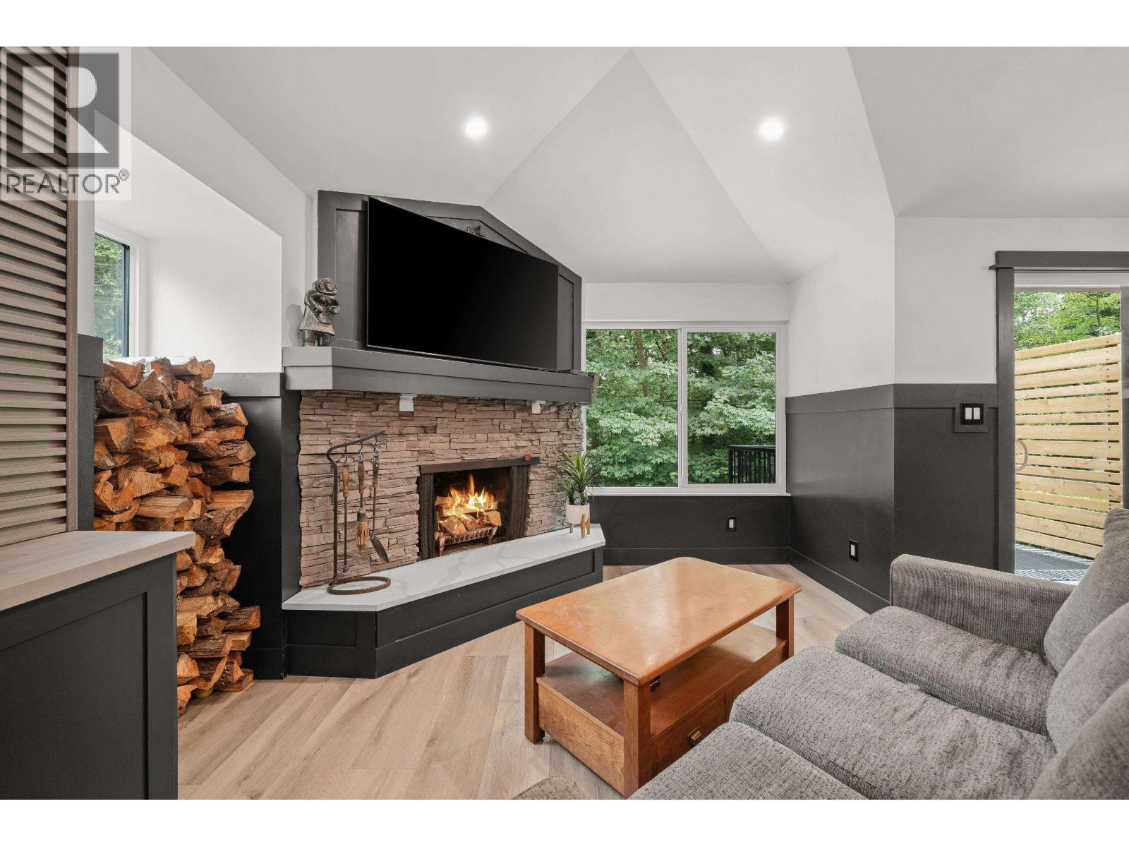 1430 Draycott Rd, North Vancouver, BC V7J 1W2