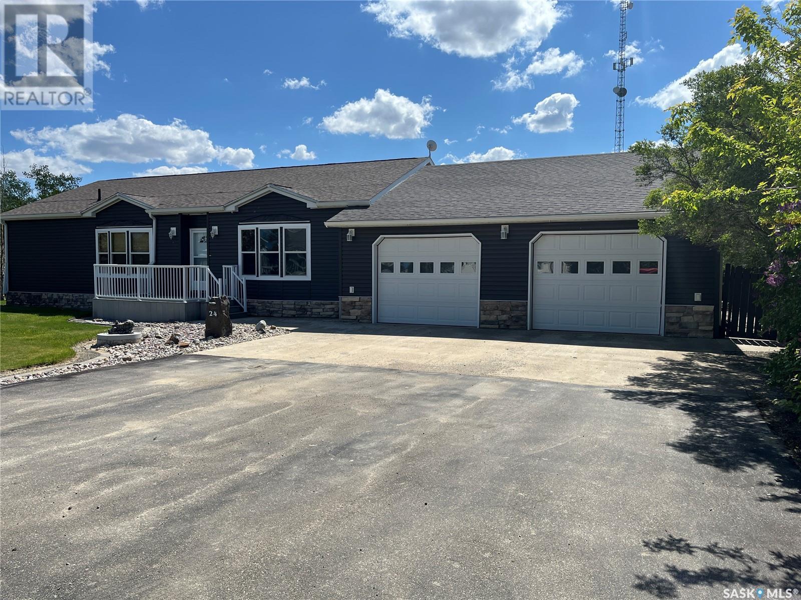 24 Hall St, Halbrite, SK S0C 1H0