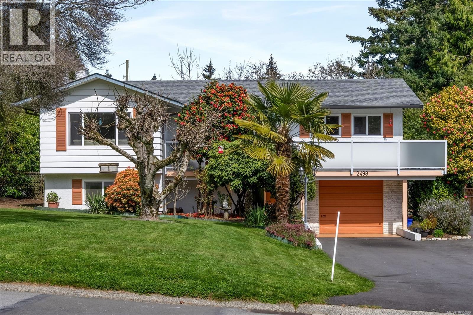 2498 Meadowland Dr, Central Saanich, BC V8Z 5P5