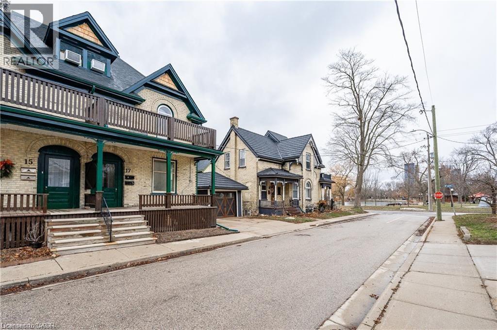 17 Hilda Pl, Kitchener, ON N2G 1K4