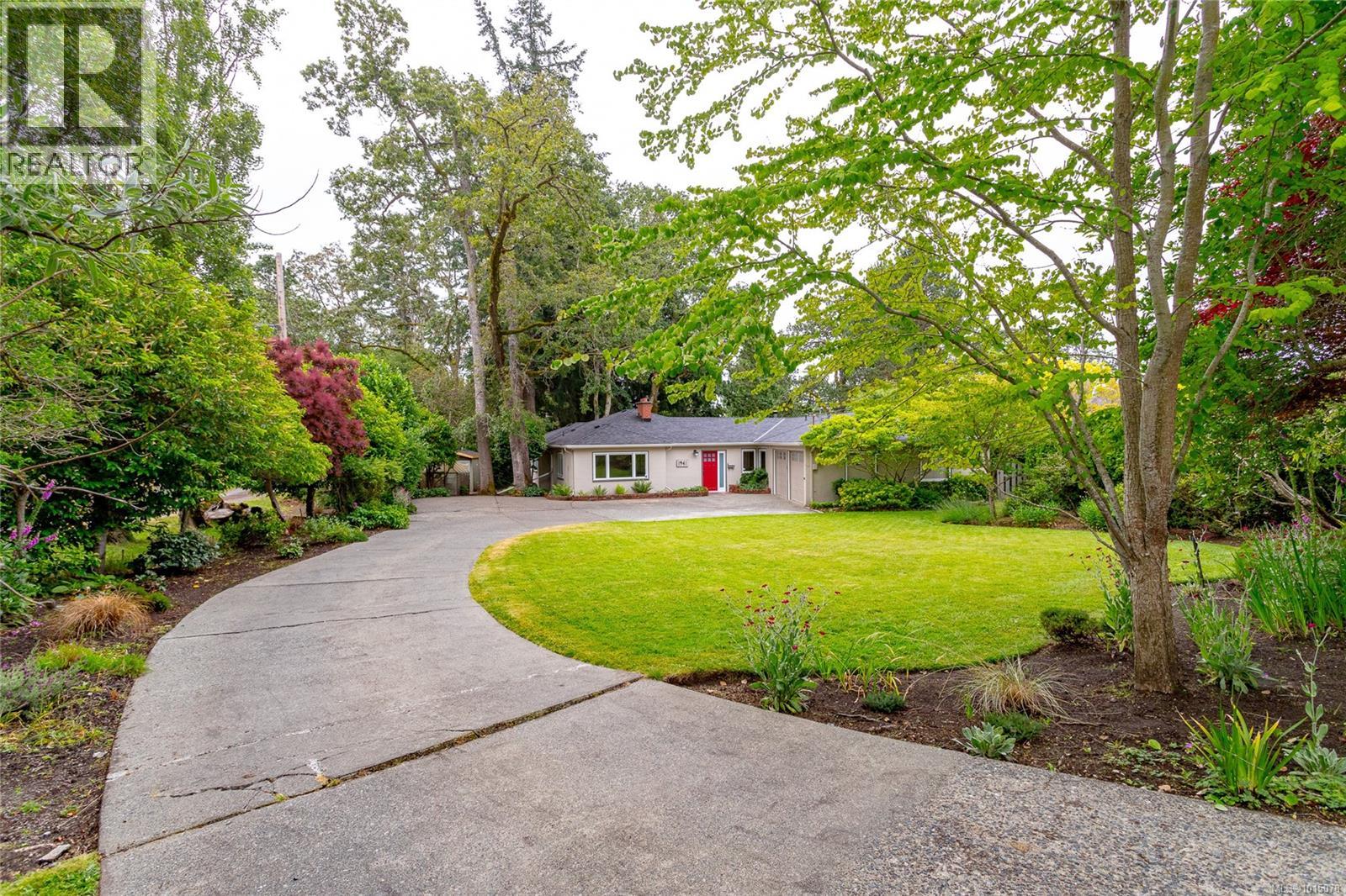 1941 Mayfair Dr, Saanich, BC V8P 1R1