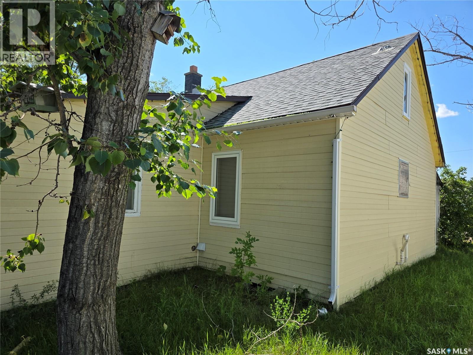 137 3 Street West, Ponteix, SK S0N 1Z0