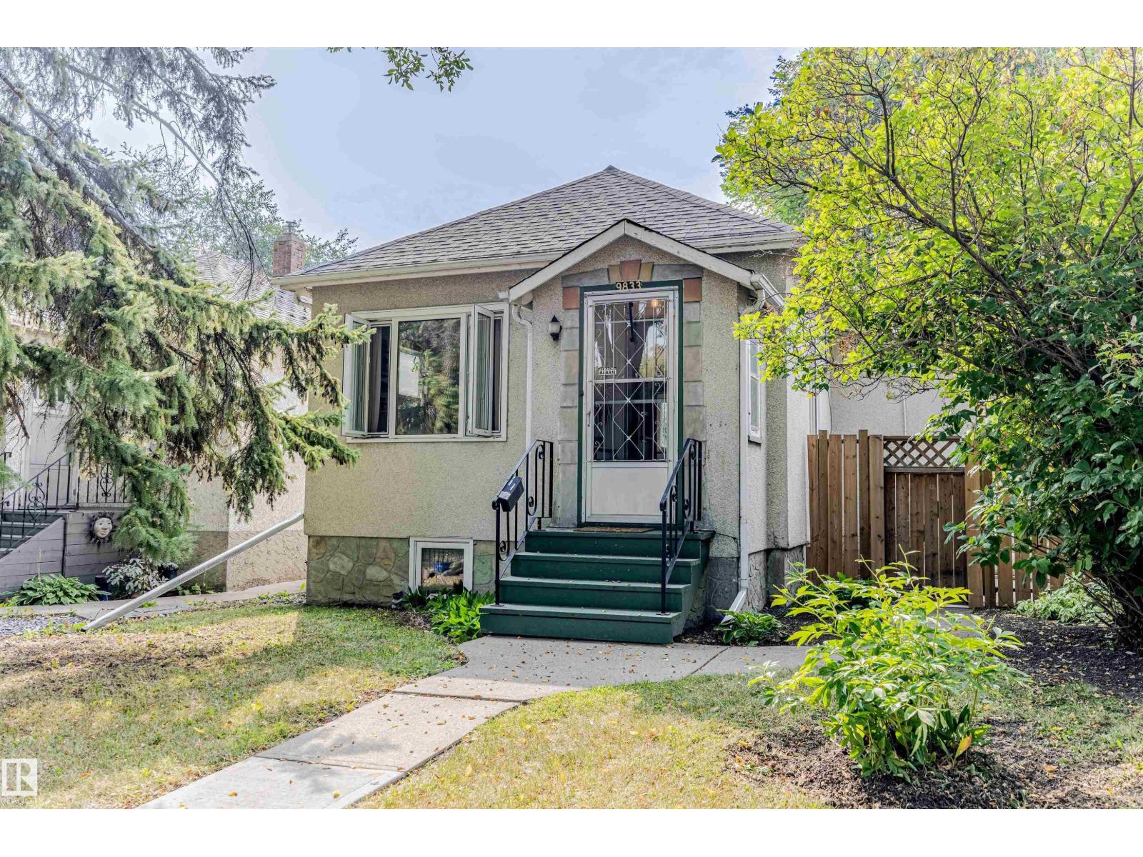 83 Av Nw Unit 9833, Edmonton, AB T6E 2B8