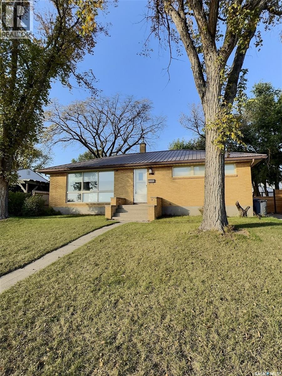 1727 First St, Estevan, SK S4A 0H6