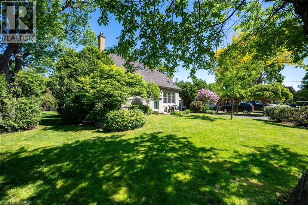 2067 Maplewood Dr, Burlington, ON L7R 2C6