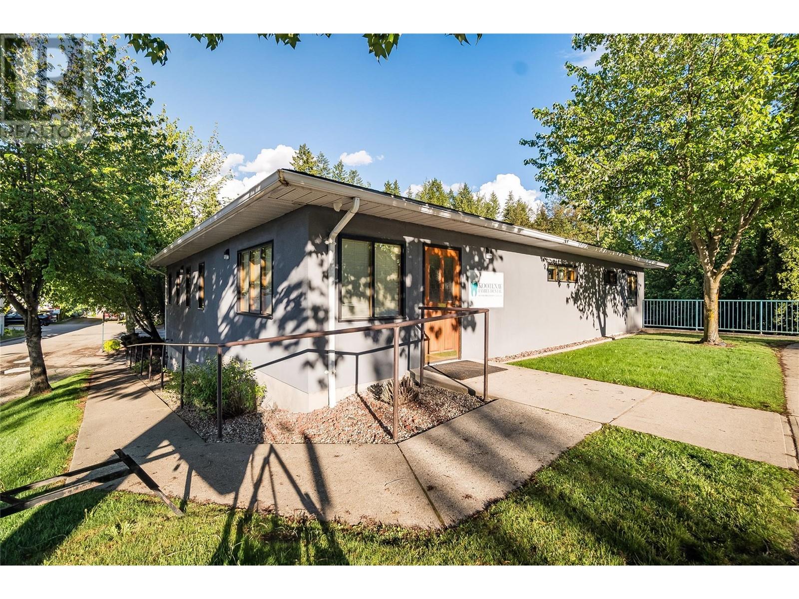 663 Columbia Ave, Castlegar, BC V1N 1H1