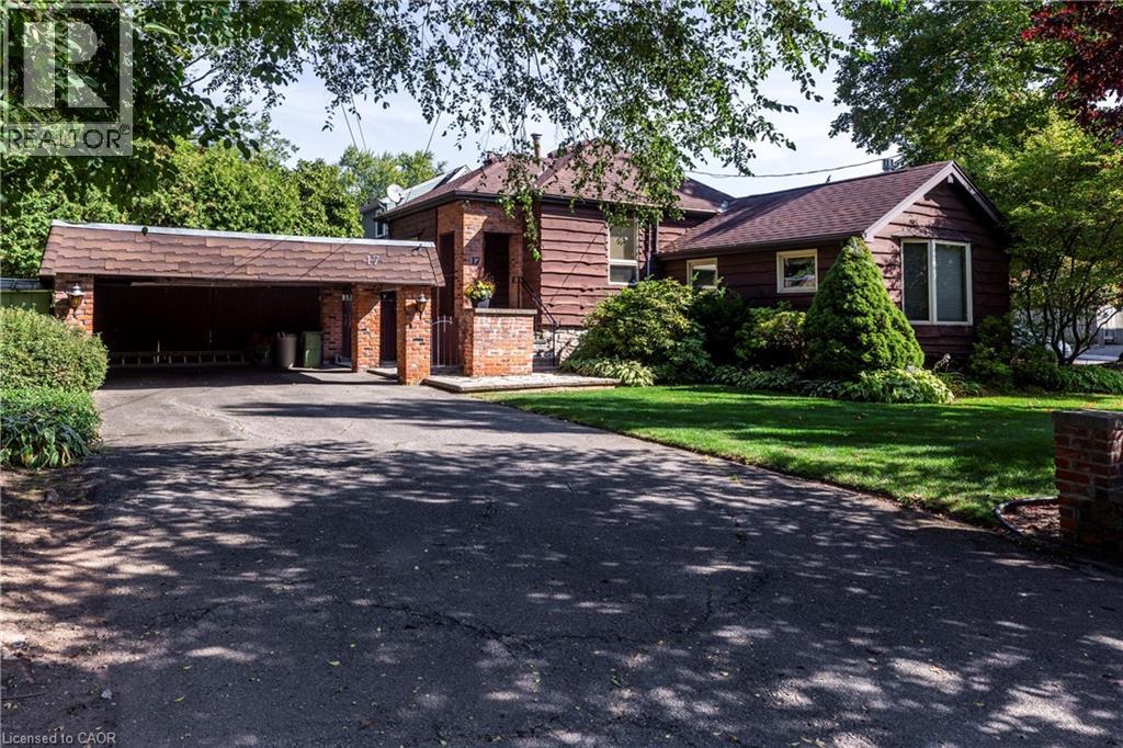 17 Alma St, Dundas, ON L9H 2C9