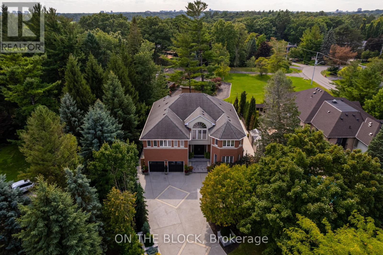 2212 Oneida Ct, Mississauga, ON L5C 4G5