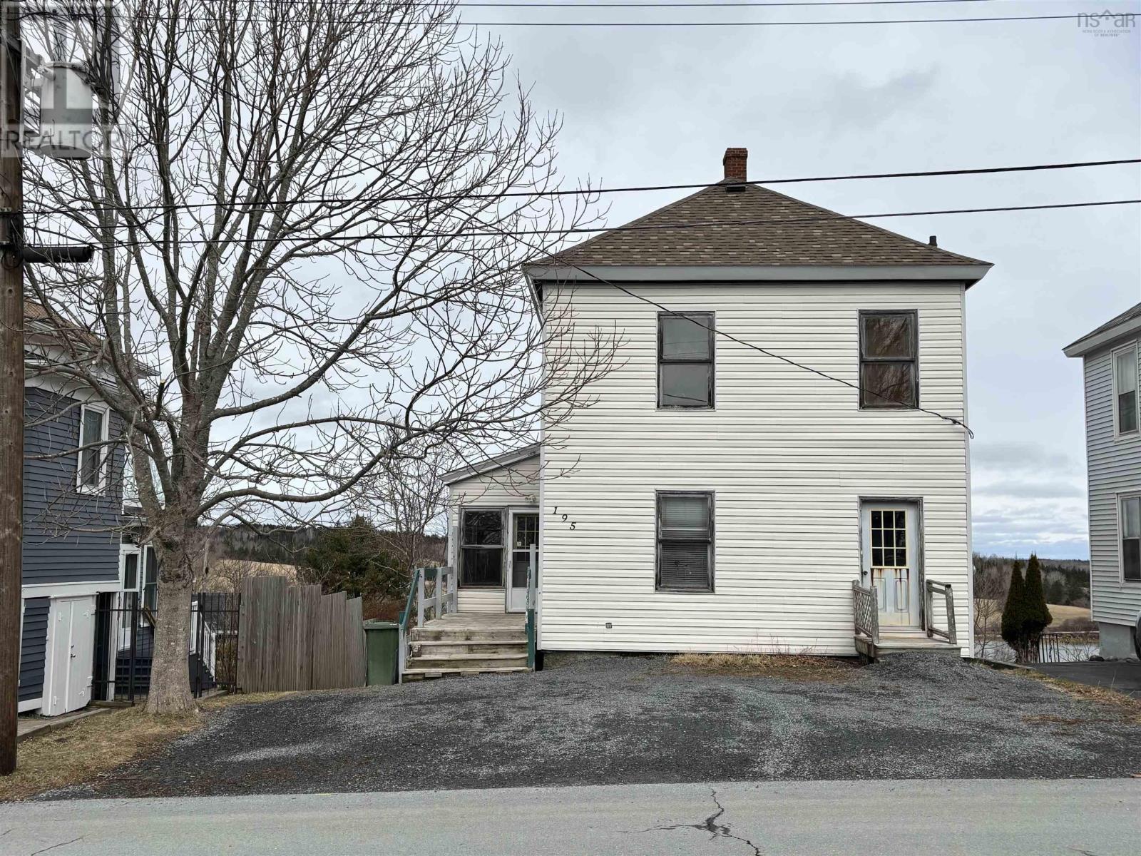 195 Lawrence St, Lunenburg, NS B0J 2C0
