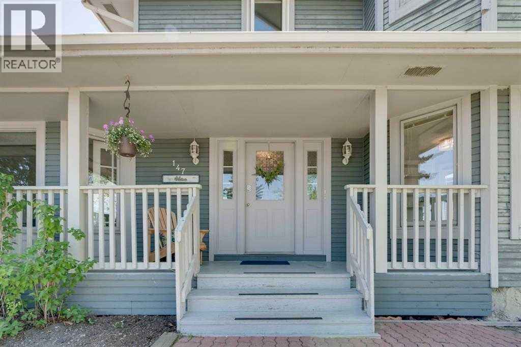 147 Scenic Way NW, Calgary, AB T3L 1B6