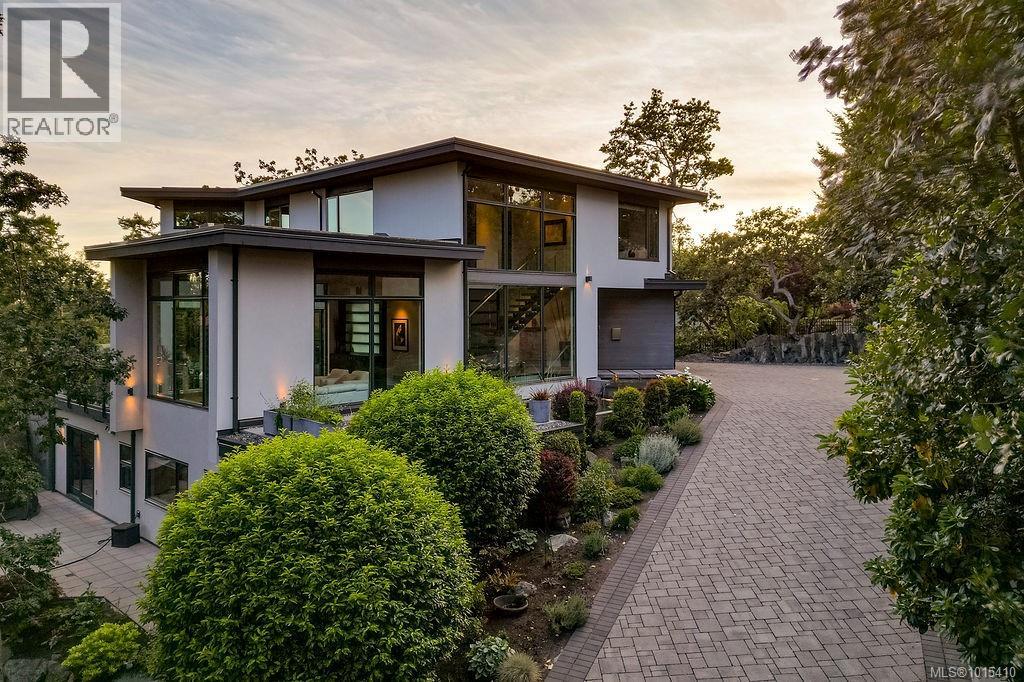3724 Arbutus Rdg, Saanich, BC V8N 6B3
