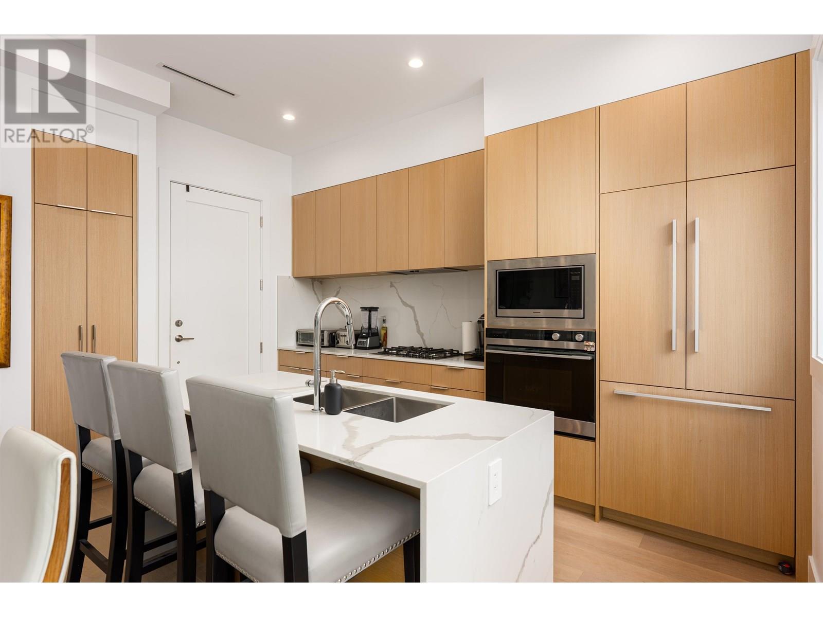 7857 Ontario St, Vancouver, BC V5X 3C8