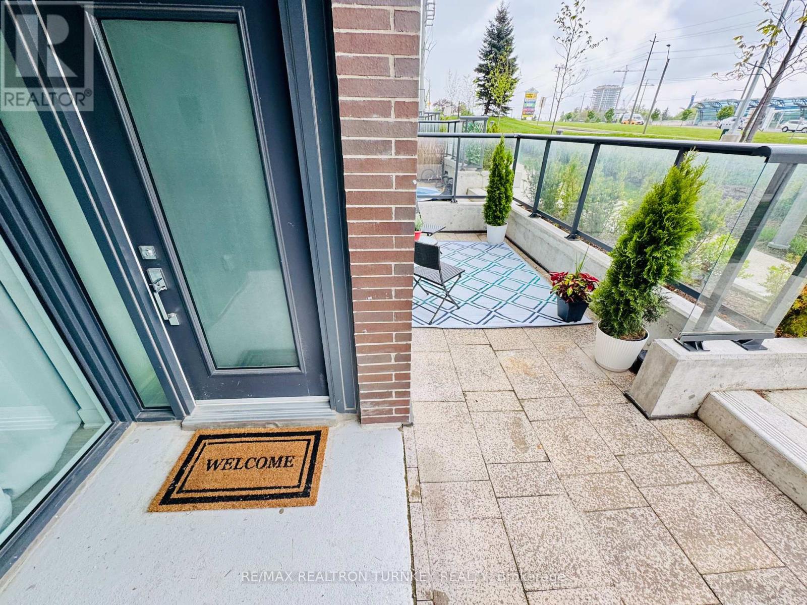 018 185 Deerfield Rd, Newmarket Central Newmarket, ON L3Y 0G7